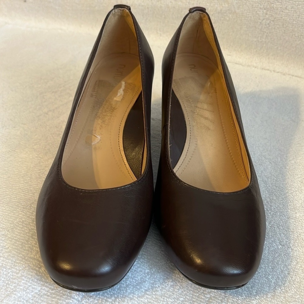 Nurture brya Size 7 1/2Brown leather Used A lil faded from the heels
In pic